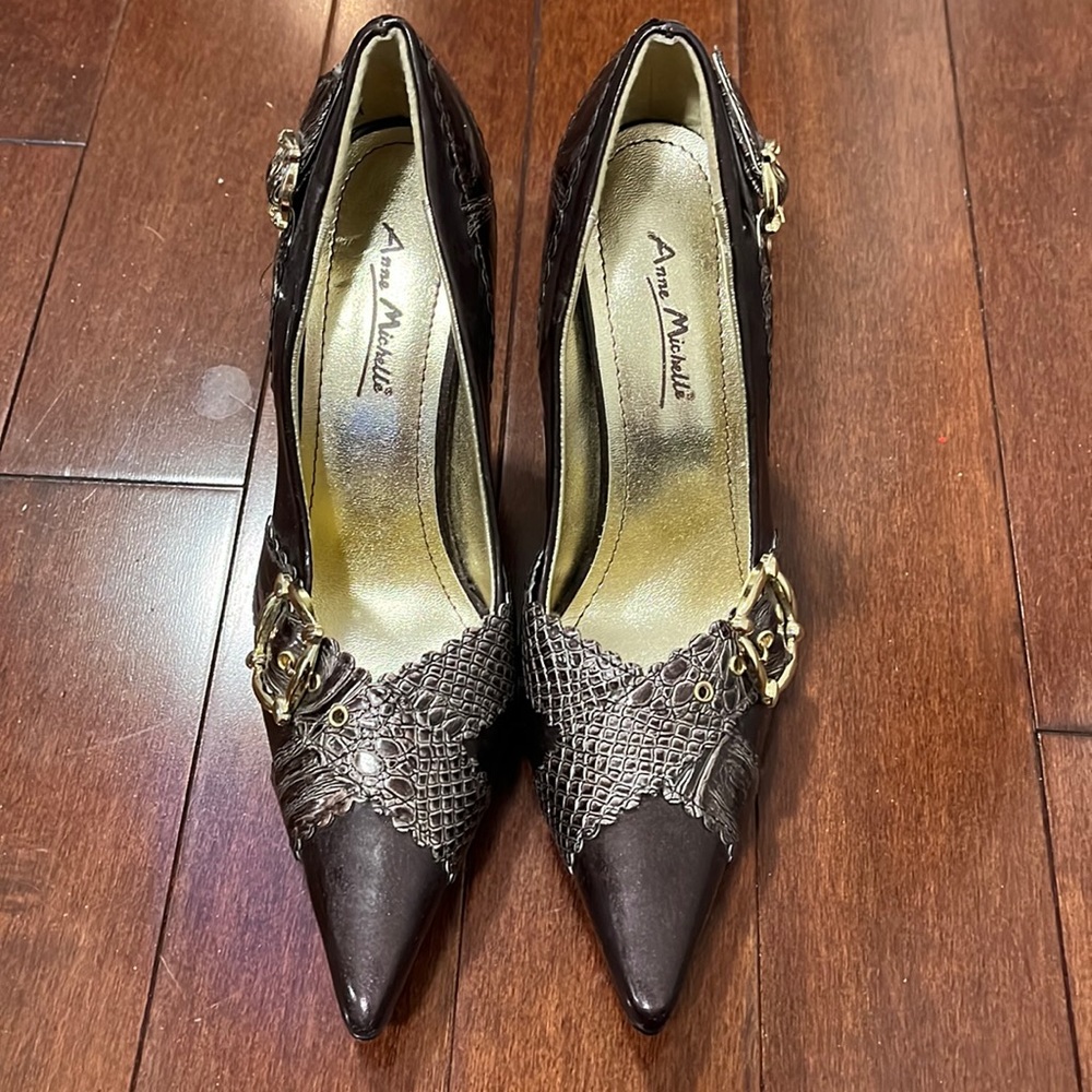 Sexy Heels! Anne Michelle Size 6.5. Brown with gold buckles.
